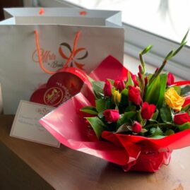 offrir du bonheur bouquet de roses rouge et chocolat lindor