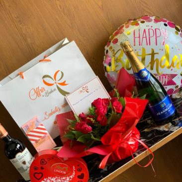 offrir du bonheur bouquet de roses et ballon happy birthday chocolat lindor