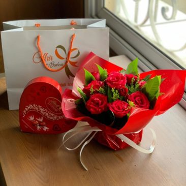 offrir du bonheur bouquet de roses rouge et chocolat lindor