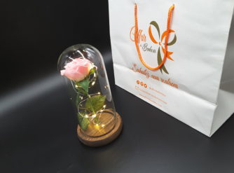 Rose éternelle dans un dôme de verre